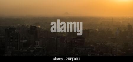 191125 -- PÉKIN, le 25 novembre 2019 -- Une vue des pyramides et des bâtiments de Gizeh dans la province de Gizeh est vue depuis la Tour du Caire au Caire, Égypte, le 24 novembre 2019. PHOTOS XINHUA DU JOUR WuxHuiwo PUBLICATIONxNOTxINxCHN Banque D'Images