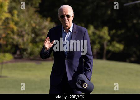 Washington, DC, États-Unis. 04 septembre 2023. Le président des États-Unis Joe Biden agite alors qu'il marche sur la pelouse sud après son retour à la Maison Blanche par Marine One, à Washington, DC, États-Unis, le 04 septembre 2023. Biden avait prononcé des remarques sur la fête du travail à Sheet Metal Workers local Union 19 à Philadelphie. Crédit : Michael Reynolds/Pool via CNP/dpa/Alamy Live News Banque D'Images