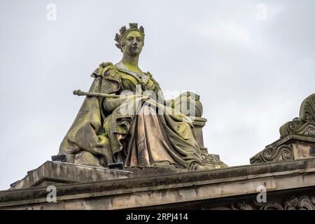 Reine Victoria au sommet de la Royal Scottish Academy sur Princes Street à Édimbourg Banque D'Images