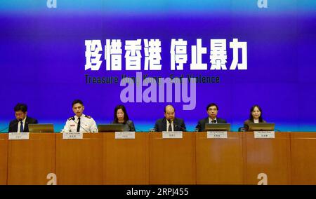 191126 -- HONG KONG, le 26 novembre 2019 -- Matthew Cheung 3rd R, secrétaire en chef pour l'administration du gouvernement de la région administrative spéciale de Hong Kong, prend la parole lors d'une conférence de presse à Hong Kong, dans le sud de la Chine, le 26 novembre 2019. POUR ALLER AVEC Hong Kong Cross Harbour tunnel pour rouvrir mercredi récupérer des émeutiers vandalisme CHINE-HONG KONG-CONFÉRENCE DE PRESSE-TUNNEL-ROUVRIR CN ZhauxXiang PUBLICATIONxNOTxINxCHN Banque D'Images