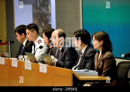 191126 -- HONG KONG, le 26 novembre 2019 -- Matthew Cheung 3rd R, secrétaire en chef pour l'administration du gouvernement de la région administrative spéciale de Hong Kong, prend la parole lors d'une conférence de presse à Hong Kong, dans le sud de la Chine, le 26 novembre 2019. POUR ALLER AVEC Hong Kong Cross Harbour tunnel pour rouvrir mercredi récupérer des émeutiers vandalisme CHINE-HONG KONG-CONFÉRENCE DE PRESSE-TUNNEL-ROUVRIR CN ZhauxXiang PUBLICATIONxNOTxINxCHN Banque D'Images