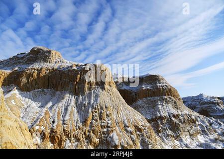 191127 -- FUHAI, 27 novembre 2019 Xinhua -- une photo prise le 26 novembre 2019 montre le paysage d'un endroit pittoresque du lac Ulunggur dans le comté de Fuhai, dans le nord-ouest de la Chine, dans la région autonome Uygur du Xinjiang. Célèbre pour son paysage de relief et d'eau unique de Yadang, le site pittoresque du lac Ulunggur dans le comté de Fuhai a attiré beaucoup de visiteurs. Xinhua/Sadat CHINA-XINJIANG-FUHAI-ULUNGGUR LAKE CN PUBLICATIONxNOTxINxCHN Banque D'Images