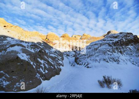 191127 -- FUHAI, 27 novembre 2019 Xinhua -- une photo prise le 26 novembre 2019 montre le paysage d'un endroit pittoresque du lac Ulunggur dans le comté de Fuhai, dans le nord-ouest de la Chine, dans la région autonome Uygur du Xinjiang. Célèbre pour son paysage de relief et d'eau unique de Yadang, le site pittoresque du lac Ulunggur dans le comté de Fuhai a attiré beaucoup de visiteurs. Xinhua/Sadat CHINA-XINJIANG-FUHAI-ULUNGGUR LAKE CN PUBLICATIONxNOTxINxCHN Banque D'Images