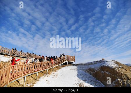 191127 -- FUHAI, 27 novembre 2019 Xinhua -- des gens visitent un endroit pittoresque du lac Ulunggur dans le comté de Fuhai, dans la région autonome Uygur du Xinjiang du nord-ouest de la Chine, 26 novembre 2019. Célèbre pour son paysage de relief et d'eau unique de Yadang, le site pittoresque du lac Ulunggur dans le comté de Fuhai a attiré beaucoup de visiteurs. Xinhua/Sadat CHINA-XINJIANG-FUHAI-ULUNGGUR LAKE CN PUBLICATIONxNOTxINxCHN Banque D'Images