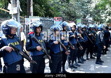 191127 -- DHAKA, le 27 novembre 2019 Xinhua -- des forces de l'ordre montent la garde dans les locaux du tribunal de Dhaka, Bangladesh, le 27 novembre 2019. Un tribunal spécial de Dhaka, la capitale du Bangladesh, a condamné mercredi sept militants à la peine de mort pour une affaire d'attaque du café Holey Artisan Bakery dans la capitale Dhaka en 2016. Str/Xinhua BANGLADESH-DHAKA-CAFE ATTAQUE-VERDICT PUBLICATIONxNOTxINxCHN Banque D'Images