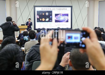 191128 -- BEIJING, le 28 novembre 2019 -- Liu Jifeng, directeur général adjoint de l'Observatoire astronomique national de l'Académie chinoise des sciences NAOC et premier auteur de l'étude, intervient lors d'une conférence de presse sur le trou noir LB-1 découvert avec le télescope de spectroscopie à fibres multi-objets large Sky Area LAMOST, à Pékin, capitale de la Chine, le 27 novembre 2019. Une équipe de recherche dirigée par des Chinois a découvert un trou noir stellaire étonnamment énorme à environ 14 000 années-lumière de la Terre -- notre arrière-cour de l'univers -- forçant les scientifiques à réexaminer comment de tels trous noirs se forment. L'équipe, HEA Banque D'Images