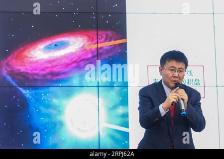 191128 -- BEIJING, le 28 novembre 2019 -- Liu Jifeng, directeur général adjoint de l'Observatoire astronomique national de l'Académie chinoise des sciences NAOC et premier auteur de l'étude, intervient lors d'une conférence de presse sur le trou noir LB-1 découvert avec le télescope de spectroscopie à fibres multi-objets large Sky Area LAMOST, à Pékin, capitale de la Chine, le 27 novembre 2019. Une équipe de recherche dirigée par des Chinois a découvert un trou noir stellaire étonnamment énorme à environ 14 000 années-lumière de la Terre -- notre arrière-cour de l'univers -- forçant les scientifiques à réexaminer comment de tels trous noirs se forment. L'équipe, HEA Banque D'Images