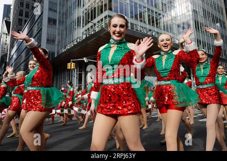 191128 -- NEW YORK, le 28 novembre 2019 -- des artistes participent au défilé du jour de Thanksgiving de Macy 2019 à New York, aux États-Unis, le 28 novembre 2019. ÉTATS-UNIS-NEW YORK-THANKSGIVING DAY PARADE LIXMUZI PUBLICATIONXNOTXINXCHN Banque D'Images