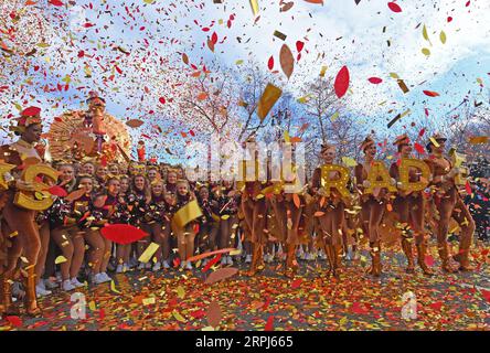 191128 -- NEW YORK, le 28 novembre 2019 -- Confetti est vu pour le début du défilé du jour de Thanksgiving de Macy 2019 à New York, aux États-Unis, le 28 novembre 2019. ÉTATS-UNIS-NEW YORK-THANKSGIVING DAY PARADE LIXRUI PUBLICATIONXNOTXINXCHN Banque D'Images