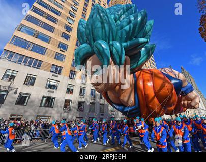 191128 -- NEW YORK, le 28 novembre 2019 -- le ballon de Goku est vu lors du défilé du jour de Thanksgiving de Macy 2019 à New York, aux États-Unis, le 28 novembre 2019. ÉTATS-UNIS-NEW YORK-THANKSGIVING DAY PARADE LIXRUI PUBLICATIONXNOTXINXCHN Banque D'Images