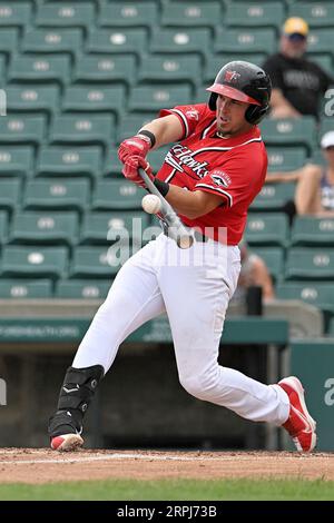 Manuel Boscan (13 ans), infielder des FM Redhawks, frappe un terrain lors du match des FM Redhawks contre les Goldeyes de Winnipeg au baseball professionnel de l’American Association au Newman Outdoor Field à Fargo, Dakota du Nord, le dimanche 4 septembre 2023. Winnipeg a gagné 7-2. Photo de Russell Hons/CSM (image de crédit : © Russell Hons/Cal Sport Media) Banque D'Images