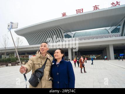 191129 -- WUHAN, le 29 novembre 2019 -- des citoyens prennent un selfie devant la gare ferroviaire à grande vitesse de Xiangyang East de Wuhan-Shiyan dans la ville de Xiangyang, province du Hubei en Chine centrale, le 26 novembre 2019. Le chemin de fer à grande vitesse Wuhan-Shiyan a été mis en service vendredi. La ligne de chemin de fer réduit la moitié du temps de trajet entre Wuhan et Shiyan, ce qui la rend plus pratique pour les passagers le long de la ligne. CHINA-WUHAN-SHIYAN-RAILWAY-OPERATION CN XIONGXQI PUBLICATIONXNOTXINXCHN Banque D'Images