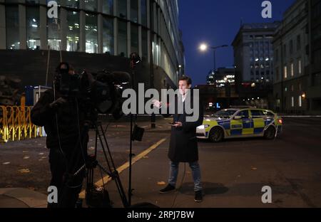 191129 -- LONDRES, le 29 novembre 2019 Xinhua -- des équipes médiatiques travaillent sur les lieux près du London Bridge à la suite d'une attaque à Londres, en Grande-Bretagne, le 29 novembre 2019. Un homme de métier a été abattu par des policiers à London Bridge vendredi. Un certain nombre de personnes ont été poignardées par l'homme et l'attaque a été traitée comme un incident terroriste, a déclaré la police. London Bridge a été fermé. La police a également déclaré que le suspect portait un canular explosif. Photo Isabel Infantes/Xinhua BRITAIN-LONDON-ATTACK PUBLICATIONxNOTxINxCHN Banque D'Images