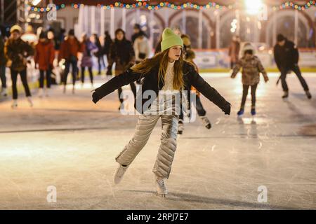 191129 -- MOSCOU, le 29 novembre 2019 Xinhua -- les gens patinent lors de la soirée d'ouverture sur la patinoire de la place Rouge à Moscou, Russie, le 29 novembre 2019. La patinoire de la place Rouge sera ouverte au public du 30 novembre 2019 au 1 mars 2020. Xinhua/Evgeny Sinitsyn RUSSIE-MOSCOU-OUVERTURE DE LA PATINOIRE PUBLICATIONxNOTxINxCHN Banque D'Images