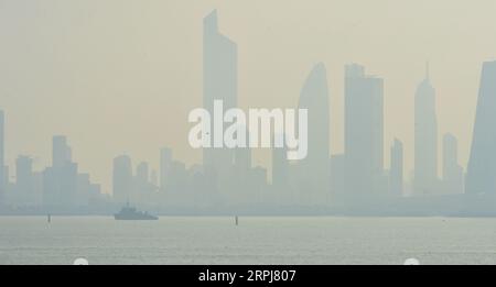 191130 -- KOWEÏT, 30 novembre 2019 Xinhua -- les bâtiments sont enveloppés de brouillard dans la ville de Koweït, capitale du Koweït, 30 novembre 2019. Photo de Asad/Xinhua KOWEÏT-KOWEÏT VILLE-BROUILLARD LOURD PUBLICATIONxNOTxINxCHN Banque D'Images