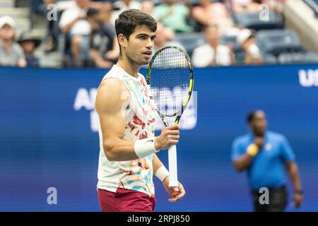 Carlos Alcaraz, d’Espagne, célèbre sa victoire au 4e tour contre Matteo Arnaldi, d’Italie, aux US Open Championships au Billie Jean King tennis Center à New York, le 4 septembre 2023 Banque D'Images