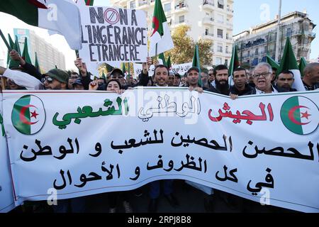 191130 -- ALGER, le 30 novembre 2019 Xinhua -- le peuple marche pour soutenir l'élection présidentielle algérienne et s'opposer à l'ingérence extérieure dans ses affaires intérieures, à Alger, Algérie, le 30 novembre 2019. L’Algérie tiendra l’élection présidentielle le 12 décembre. Xinhua ALGERIA-ALGER-PROTEST-ELECTION PUBLICATIONxNOTxINxCHN Banque D'Images