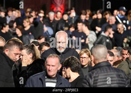 191201 -- BEIJING, le 1 décembre 2019 -- le Premier ministre albanais EDI Rama C réagit lors des funérailles de huit membres de la famille Lala morts dans le tremblement de terre à Durres, en Albanie, le 30 novembre 2019. Des funérailles pour les huit membres de la famille Lala tués dans le tremblement de terre ont eu lieu samedi à Durres. Le seul survivant de la famille était un garçon de 17 ans nommé rame Lala. Photo de Arben Celi/XINHUA XINHUA PHOTOS DU JOUR ZhangxLiyun PUBLICATIONxNOTxINxCHN Banque D'Images