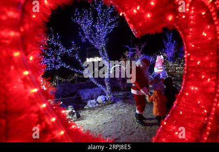 191201 -- DOLAC GORNJI, 1 décembre 2019 -- une photo prise le 30 novembre 2019 montre une vue du village de Noël à Dolac Gornji, en Croatie. Le village de seulement 11 habitants a été décoré de 2,3 millions de lampes totalisant 48 kilomètres de long. /Pixsell/document via Xinhua CROATIE-DOLAC GORNJI-VILLAGE DE NOËL IvoxCagalj PUBLICATIONxNOTxINxCHN Banque D'Images