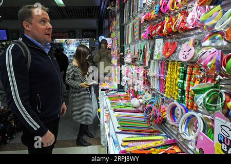 191201 -- YIWU, décembre 1, 2019 -- le marchand britannique Taishan cherche de nouveaux produits dans le petit marché des produits de base de Yiwu, province de Zhejiang de l'est de la Chine, novembre 30, 2019. En 2005, Nigel Cropp, un homme britannique, est venu à Yiwu petit marché de marchandises dans la province de Zhejiang de l'est de la Chine pour enseigner l'anglais aux marchands ici. Il a pris Taishan comme nom chinois parce qu'il donne toujours aux gens l'impression d'être aussi stable que le mont Taishan. En 2008, Taishan épouse son élève Wu Qinyan. Cette année-là, Taishan a mis en pratique les connaissances en marketing qu'il avait apprises à l'université et a fondé son propre import et e Banque D'Images