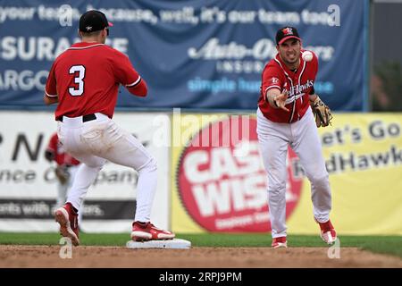 Manuel Boscan (13), infielder FM Redhawks, lance un ballon et le lance à Nick Novak, infielder FM Redhawks (3) pour la sortie à la deuxième base lors du match des FM Redhawks contre les Goldeyes de Winnipeg dans le baseball professionnel de l'American Association au Newman Outdoor Field à Fargo, Dakota du Nord, le dimanche 4 septembre, 2023. Winnipeg a gagné 7-2. Photo de Russell Hons/CSM Banque D'Images