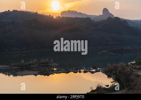 Formations rocheuses bordant la rivière à neuf courbes ou Jiuxi à Wuyishan ou région pittoresque du mont wuyi à Wuyi en Chine dans la province de fujian pendant le coucher du soleil Banque D'Images