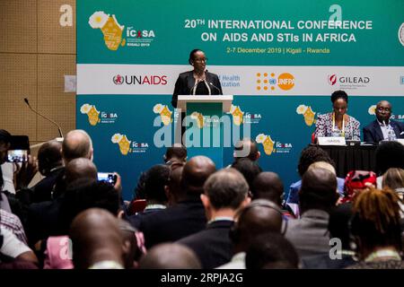 191202 -- KIGALI, le 2 décembre 2019 -- la première dame du Rwanda, Jeannette Kagame C, prend la parole lors d'une session parallèle de la Conférence internationale sur le sida et les infections sexuellement transmissibles en Afrique à Kigali, capitale du Rwanda, le 2 décembre 2019. Éliminer la transmission mère-enfant du VIH, de la syphilis et de l’hépatite est réalisable et vous pouvez contribuer à fournir l’ingrédient clé : la volonté politique, a déclaré Tedros Adhanom Ghebreyesus, Directeur général de L’Organisation MONDIALE de la Santé À L’OMS, aux premières dames des pays africains lors d’une session parallèle de la Conférence internationale sur le sida et les infections sexuellement transmissibles Banque D'Images