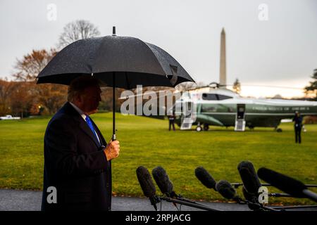 191203 -- BEIJING, le 3 décembre 2019 -- le président américain Donald Trump s'entretient avec des journalistes avant de quitter la Maison Blanche à Washington D.C., aux États-Unis, le 2 décembre 2019. Trump a claqué une enquête de destitution en cours sur lui lundi, alors que la prochaine phase de l'enquête à enjeu majeur approchait. Photo de /Xinhua XINHUA PHOTOS DU JOUR TingxShen PUBLICATIONxNOTxINxCHN Banque D'Images