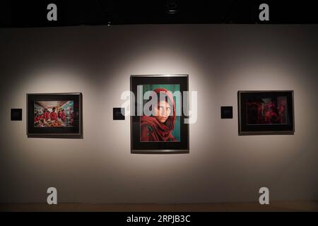 191203 -- WASHINGTON, 3 décembre 2019 -- une photo prise le 3 décembre 2019 montre la photographie de Steve McCurry afghane Girl C à l'exposition Women : a Century of change à Washington D.C., aux États-Unis. Plus de 100 images exposées pendant l'exposition révèlent la vie des femmes à travers le monde. U.S.-WASHINGTON D.C.-EXPOSITION DE PHOTOS LiuxJie PUBLICATIONxNOTxINxCHN Banque D'Images