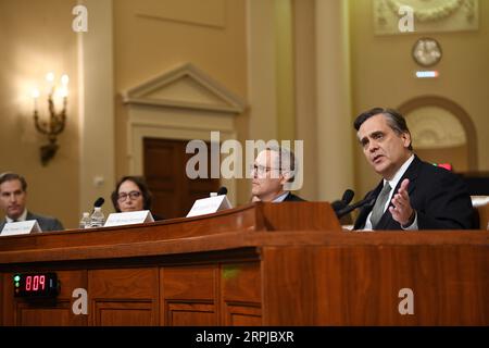 191204 -- WASHINGTON, le 4 décembre 2019 -- Jonathan Turley 1st R, professeur de droit d'intérêt public à la faculté de droit de l'Université George Washington, témoigne devant le Comité judiciaire de la Chambre des États-Unis sur Capitol Hill à Washington D.C., aux États-Unis, le 4 décembre 2019. Le Comité judiciaire de la Chambre, dirigé par les démocrates, a repris une procédure de destitution de plusieurs mois contre le président américain Donald Trump en tenant sa première audience mercredi. U.S.-WASHINGTON D.C.-HOUSE-JUDICIAL COMMITTEE-HEARING-IMPEACHMENT INQUIRY-TRUMP LIUXJIE PUBLICATIONXNOTXINXCHN Banque D'Images