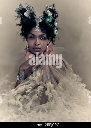 191204 -- VÉRONE ITALIE, 4 décembre 2019 Xinhua -- image publiée le 3 décembre 2019 montre une photographie de l'actrice américaine Yara Shahidi pour le calendrier Pirelli à la recherche de Juliette 2020, prise par le photographe italien Paolo Roversi. Paolo Roversi 2020 Pirelli Calendar Looking for Juliet a été présenté mardi au public dans la ville de Vérone, dans le nord de l'Italie. Puisant son inspiration dans le drame intemporel de Shakespeare, Paolo Roversi a puisé dans la Juliette qui existe dans chaque femme avec Claire Foy, Mia Goth, Li Yuchun Chris Lee, Indya Moore, Rosalia, Stella Roversi, Yara Shahidi, Kristen Stewart et Emma Banque D'Images