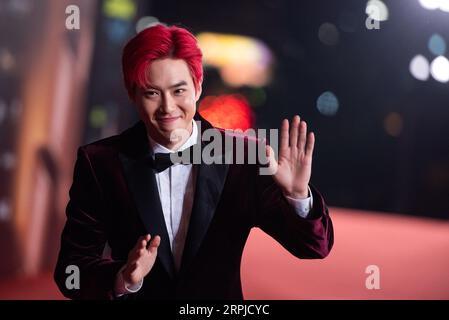 191205 -- MACAO, 5 décembre 2019 Xinhua -- le chanteur et acteur sud-coréen Kim Joon-myun, nom de scène Suho, arrive sur le tapis rouge pour le 4e Festival international du film et AwardsMacao IFFAM à Macao, dans le sud de la Chine, le 5 décembre 2019. Le 4e IFFAM a débuté jeudi au Centre culturel de Macao. Xinhua/Cheong Kam Ka CHINA-MACAO-IFFAM-OPENING CN PUBLICATIONxNOTxINxCHN Banque D'Images