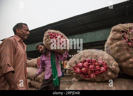 191205 -- NEW DELHI, le 5 décembre 2019 -- Un ouvrier porte un sac d'oignons sur un marché de gros à New Delhi, en Inde, le 5 décembre 2019. Les prix de l'oignon à travers les États indiens continuent de monter en flèche alors que le gouvernement a promis d'importer les bulbes comestibles de pays étrangers. INDE-NEW DELHI-PRIX DE L'OIGNON-FLAMBÉE JAVEDXDAR PUBLICATIONXNOTXINXCHN Banque D'Images