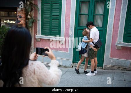 191206 -- MACAO, 6 décembre 2019 Xinhua -- des gens posent pour des photos à Love Lane dans le sud de la Chine, Macao, le 10 novembre 2019. Xinhua/Cheong Kam Ka CHINA-MACAO-SCENERY CN PUBLICATIONxNOTxINxCHN Banque D'Images