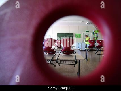 Stuttgart, Allemagne. 04 septembre 2023. Les chaises sont alignées sur les tables d'une salle de classe dans une école primaire de Stuttgart. La semaine prochaine, à partir du 11 septembre, la nouvelle année scolaire commence dans le Bade-Württemberg après les vacances d'été. Lors d'une conférence de presse, le syndicat de l'éducation GEW commente 05.09.2023 sur le début de l'année scolaire. Crédit : Bernd Weißbrod/dpa/Alamy Live News Banque D'Images