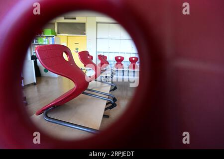 Stuttgart, Allemagne. 04 septembre 2023. Les chaises sont alignées sur les tables d'une salle de classe dans une école primaire de Stuttgart. La semaine prochaine, à partir du 11 septembre, la nouvelle année scolaire commence dans le Bade-Württemberg après les vacances d'été. Lors d'une conférence de presse, le syndicat de l'éducation GEW commente 05.09.2023 sur le début de l'année scolaire. Crédit : Bernd Weißbrod/dpa/Alamy Live News Banque D'Images