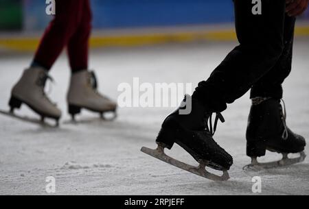 191207 -- XINCAI, 7 déc. 2019 -- des élèves pratiquent les compétences de base sur glace dans une école professionnelle spécialisée en art sur glace dans le comté de Xincai, province du Henan au centre de la Chine, 5 déc. 2019. Au total, 69 étudiants, âgés de 4 à 19 ans, y passent la plupart du temps chaque jour à pratiquer des compétences de base et à recevoir une formation sur glace.leurs efforts ont porté leurs fruits avec des spectacles sur glace présentés et récompensés à de nombreuses reprises au pays et à l'étranger. CHINA-HENAN-XINCAI COUNTY-STUDENT-SHOW SUR LA GLACE CN HAOXYUAN PUBLICATIONXNOTXINXCHN Banque D'Images