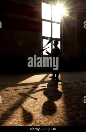 191207 -- XINCAI, 7 décembre 2019 -- Un élève pratique les compétences de base dans une école professionnelle pour l'art sur glace dans le comté de Xincai, province du Henan, au centre de la Chine, 5 décembre 2019. Au total, 69 étudiants, âgés de 4 à 19 ans, y passent la plupart du temps chaque jour à pratiquer des compétences de base et à recevoir une formation sur glace.leurs efforts ont porté leurs fruits avec des spectacles sur glace présentés et récompensés à de nombreuses reprises au pays et à l'étranger. CHINA-HENAN-XINCAI COUNTY-STUDENT-SHOW SUR LA GLACE CN LIXAN PUBLICATIONXNOTXINXCHN Banque D'Images