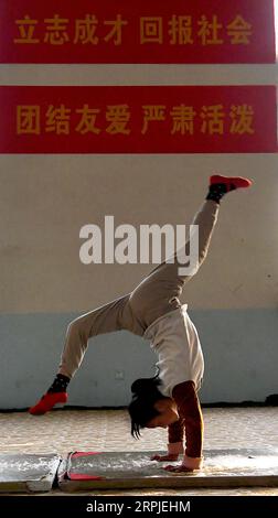 191207 -- XINCAI, 7 décembre 2019 -- Un élève pratique les compétences de base dans une école professionnelle pour l'art sur glace dans le comté de Xincai, province du Henan, au centre de la Chine, 5 décembre 2019. Au total, 69 étudiants, âgés de 4 à 19 ans, y passent la plupart du temps chaque jour à pratiquer des compétences de base et à recevoir une formation sur glace.leurs efforts ont porté leurs fruits avec des spectacles sur glace présentés et récompensés à de nombreuses reprises au pays et à l'étranger. CHINA-HENAN-XINCAI COUNTY-STUDENT-SHOW SUR LA GLACE CN LIXAN PUBLICATIONXNOTXINXCHN Banque D'Images