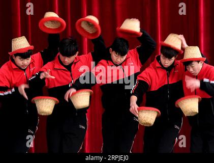 191207 -- XINCAI, le 7 décembre 2019 -- des élèves participent à une formation acrobatique sur glace dans une école professionnelle d'art sur glace dans le comté de Xincai, province du Henan au centre de la Chine, le 6 décembre 2019. Au total, 69 étudiants, âgés de 4 à 19 ans, y passent la plupart du temps chaque jour à pratiquer des compétences de base et à recevoir une formation sur glace.leurs efforts ont porté leurs fruits avec des spectacles sur glace présentés et récompensés à de nombreuses reprises au pays et à l'étranger. CHINA-HENAN-XINCAI COUNTY-STUDENT-SHOW SUR LA GLACE CN LIXAN PUBLICATIONXNOTXINXCHN Banque D'Images