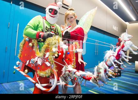 191207 -- TORONTO, le 7 décembre 2019 -- les cosplayers posent pour des photos lors du marché des fêtes de l'Expo Fan Expo de Toronto 2019 à Toronto, Canada, le 7 décembre 2019. L'événement annuel d'une journée a eu lieu ici samedi pour célébrer les prochaines fêtes avec des milliers de participants. Photo par /Xinhua CANADA-TORONTO-FAN EXPO MARCHÉ DES FÊTES ZouxZheng PUBLICATIONxNOTxINxCHN Banque D'Images
