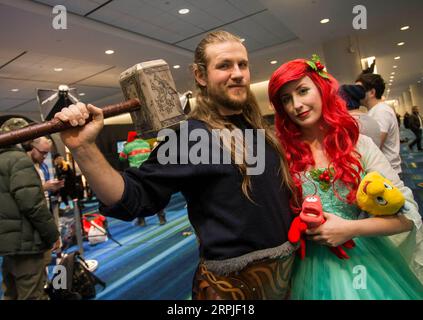 191207 -- TORONTO, le 7 décembre 2019 -- les cosplayers posent pour des photos lors du marché des fêtes de l'Expo Fan Expo de Toronto 2019 à Toronto, Canada, le 7 décembre 2019. L'événement annuel d'une journée a eu lieu ici samedi pour célébrer les prochaines fêtes avec des milliers de participants. Photo par /Xinhua CANADA-TORONTO-FAN EXPO MARCHÉ DES FÊTES ZouxZheng PUBLICATIONxNOTxINxCHN Banque D'Images