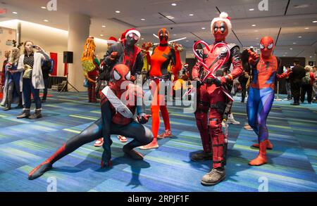 191207 -- TORONTO, le 7 décembre 2019 -- les cosplayers posent pour des photos lors du marché des fêtes de l'Expo Fan Expo de Toronto 2019 à Toronto, Canada, le 7 décembre 2019. L'événement annuel d'une journée a eu lieu ici samedi pour célébrer les prochaines fêtes avec des milliers de participants. Photo par /Xinhua CANADA-TORONTO-FAN EXPO MARCHÉ DES FÊTES ZouxZheng PUBLICATIONxNOTxINxCHN Banque D'Images