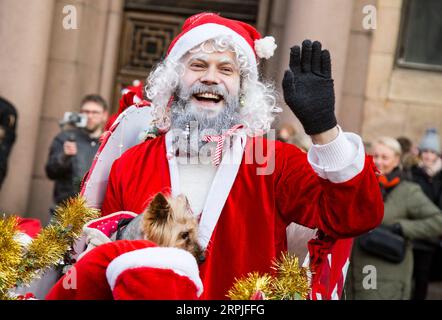 191208 -- LETTONIE, 8 décembre 2019 -- Un homme vêtu de costumes de Père Noël participe à la 12e course du Père Noël à Riga, Lettonie, le 8 décembre 2019. Des centaines de personnes ont participé à l’événement caritatif annuel dimanche. Photo de /Xinhua LATVIA-RIGA-SANTA S FUN RUN EdijsxPalens PUBLICATIONxNOTxINxCHN Banque D'Images