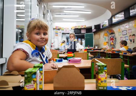 Kharkiv, Ukraine. 04 septembre 2023. Une fille vue assise dans une salle de classe dans la station de métro. Certains enfants ukrainiens commencent l’année scolaire le 4 septembre dans une station de métro de Kharkiv, la deuxième plus grande ville d’Ukraine. Comme la ville orientale est proche de la frontière russe, les écoles officielles de la peur peuvent être une cible facile. Officiellement construit 60 salles de classe dans 5 stations de métro à Kharkiv, permettant à plus de 1 000 enfants de retourner à l'école. Crédit : SOPA Images Limited/Alamy Live News Banque D'Images