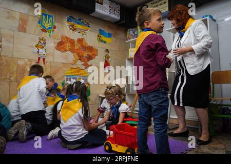 Kharkiv, Ukraine. 04 septembre 2023. On voit des enfants jouer dans la salle de classe de la station de métro. Certains enfants ukrainiens commencent l’année scolaire le 4 septembre dans une station de métro de Kharkiv, la deuxième plus grande ville d’Ukraine. Comme la ville orientale est proche de la frontière russe, les écoles officielles de la peur peuvent être une cible facile. Officiellement construit 60 salles de classe dans 5 stations de métro à Kharkiv, permettant à plus de 1 000 enfants de retourner à l'école. Crédit : SOPA Images Limited/Alamy Live News Banque D'Images