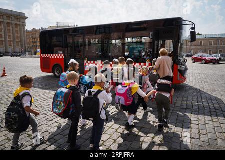 Kharkiv, Ukraine. 04 septembre 2023. Les enfants sont pris en charge par un bus scolaire après les cours à la station de métro. Certains enfants ukrainiens commencent l’année scolaire le 4 septembre dans une station de métro de Kharkiv, la deuxième plus grande ville d’Ukraine. Comme la ville orientale est proche de la frontière russe, les écoles officielles de la peur peuvent être une cible facile. Officiellement construit 60 salles de classe dans 5 stations de métro à Kharkiv, permettant à plus de 1 000 enfants de retourner à l'école. Crédit : SOPA Images Limited/Alamy Live News Banque D'Images