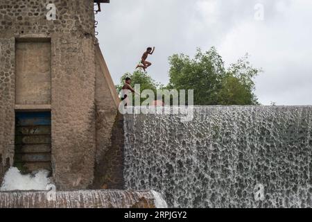 191210 -- JAKARTA, le 10 décembre 2019 -- des enfants jouent sur le barrage de la rivière Unda à Klungkung de Bali, Indonésie, le 10 décembre 2019. Photo par /Xinhua INDONESIA-BALI-UNDA RIVER ACTIVITY VerixSanovri PUBLICATIONxNOTxINxCHN Banque D'Images