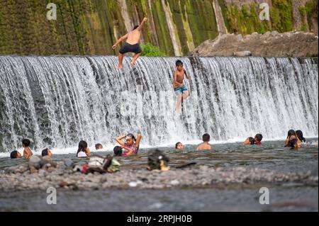 191210 -- JAKARTA, le 10 décembre 2019 -- des enfants jouent sur le barrage de la rivière Unda à Klungkung de Bali, Indonésie, le 10 décembre 2019. Photo par /Xinhua INDONESIA-BALI-UNDA RIVER ACTIVITY VerixSanovri PUBLICATIONxNOTxINxCHN Banque D'Images