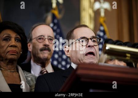 191210 -- WASHINGTON, 10 décembre 2019 -- le président du Comité judiciaire de la Chambre des États-Unis, Jerry Nadler R, Front, prend la parole lors d'une conférence de presse pour annoncer des articles de destitution contre le président américain Donald Trump sur Capitol Hill à Washington D.C., aux États-Unis, le 10 décembre 2019. Mardi, les démocrates de la Chambre des représentants américains ont avancé en annonçant deux articles de destitution, accusant le président américain Donald Trump d'abus de pouvoir et d'obstruction du Congrès, culminant sur plus de deux mois d'enquête par des comités de la Chambre dirigés par des démocrates sur les relations du président avec l'Ukraine. Photo de /Xinhua U.S.-WASHINGTO Banque D'Images